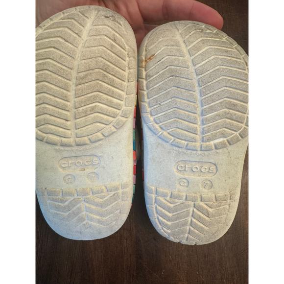 White and rainbow cheveron kids Crocs clogs size 7 - Picture 4 of 5